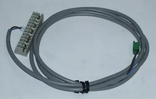 Daikin Kabel mit einem Abgasfühler und mehreren Anschlüssen, ummantelt mit grauem Kunststoff. Verwendbar für spezifische Heizsysteme wie ROTEX GCU compact.